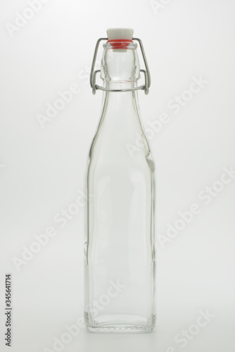 Botella con tapón sobre fondo blanco
