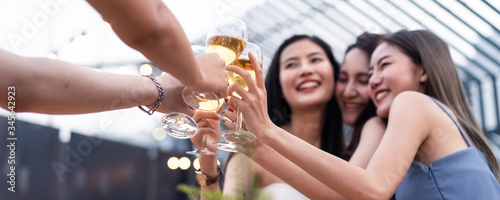 Canvas Print Group of young cute Asian girl gang best friends having party at rooftop restaurant
