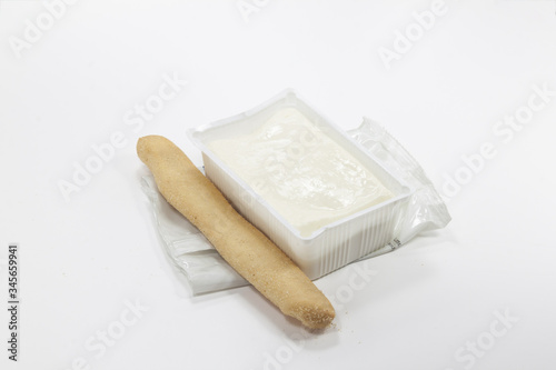 Foto formaggio tenero di bovino stracchino con vaschetta