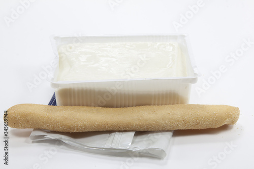 Photos formaggio tenero di bovino stracchino con vaschetta
