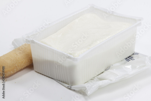 Foto formaggio tenero di bovino stracchino con vaschetta