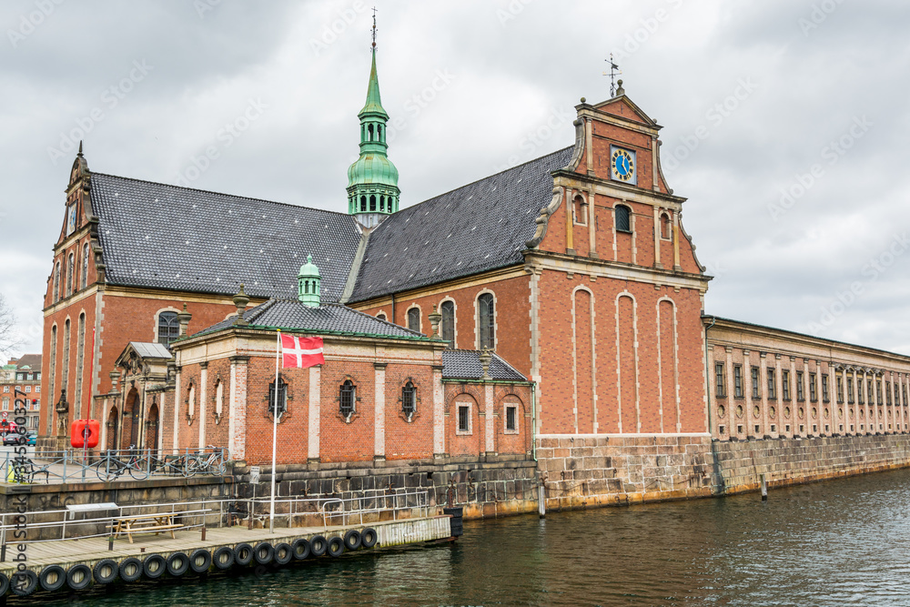 Φωτογραφία The Holmen Church on the bank of Canal in Copenhagen, Danmark, a Parish church i