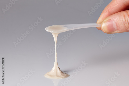 test the viscosity of a cosmetic cream with a spatula.