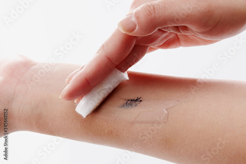 the arm that erases the texture of black cosmetics on the hand.
