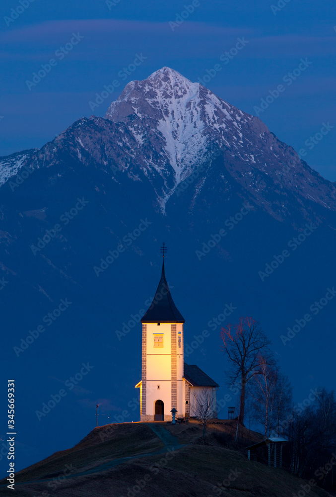 Iglesia de Sveti Primož con el monte Storžič en Jamnik,  (Kamnik–Savinja Alps) Gorenjska, Eslovenia.