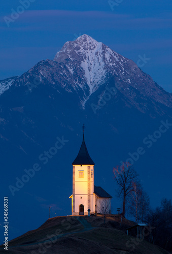 Iglesia de Sveti Primož con el monte Storžič en Jamnik, (Kamnik–Savinja Alps) Gorenjska, Eslovenia.