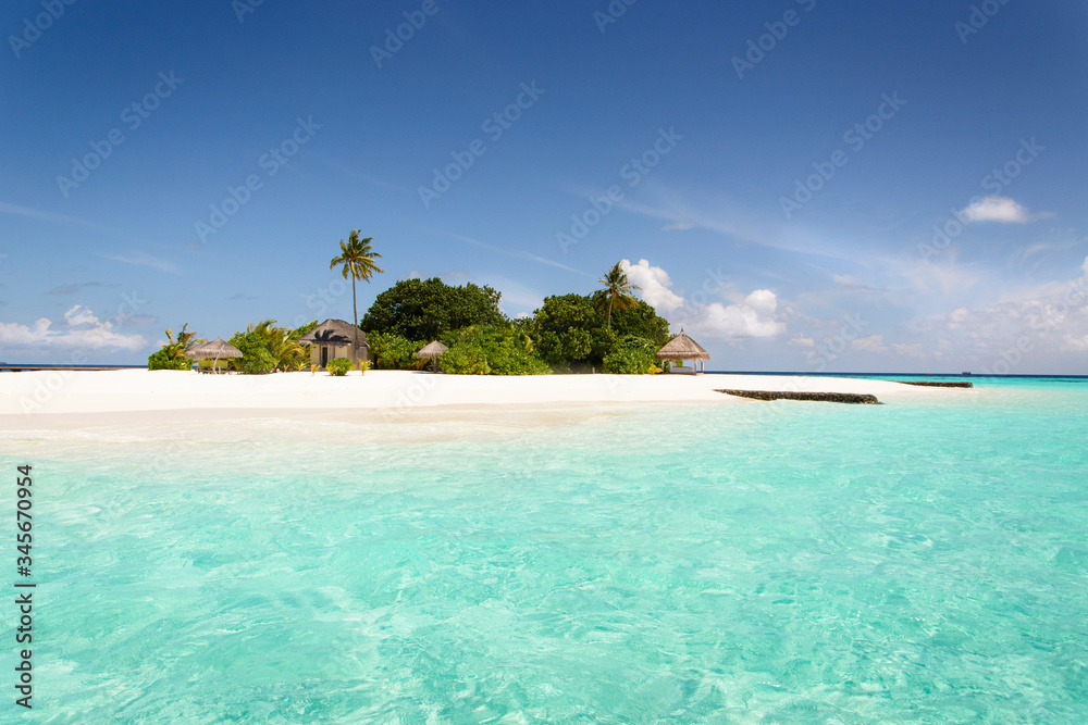 Fototapeta premium Vacanze su spiagge coralline nel mare delle Maldive