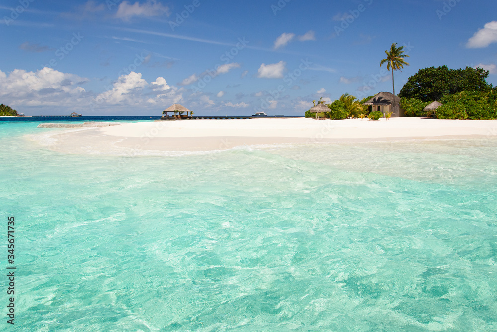 Fototapeta premium Vacanze su spiagge coralline nel mare delle Maldive
