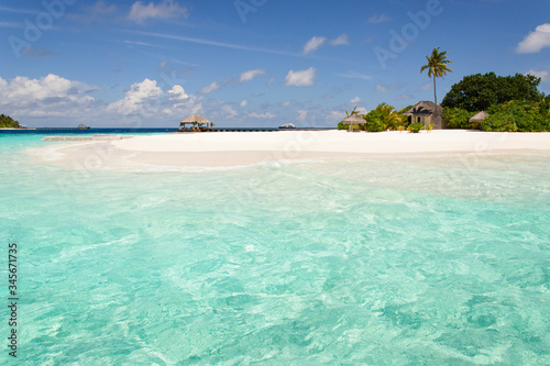 Vacanze su spiagge coralline nel mare delle Maldive