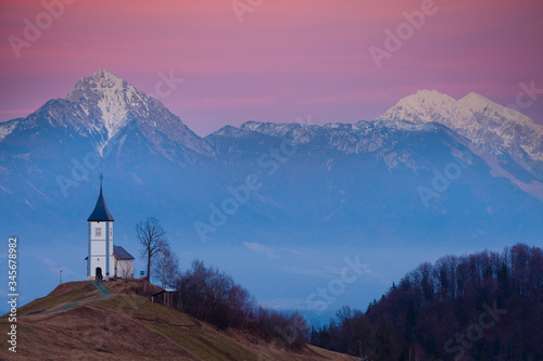 Iglesia de Sveti Primož con el monte Storžič en Jamnik, (Kamnik–Savinja Alps) Gorenjska, Eslovenia.