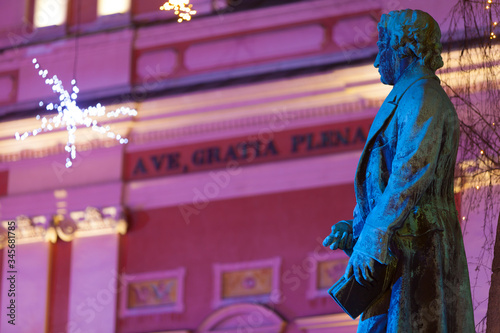 Plaza Prešeren (Prešernov trg) con la Iglesia de la Anunciación (Frančiškanska cerkev Marijinega oznanjenja) con iluminación de Navidad y la inscripción 