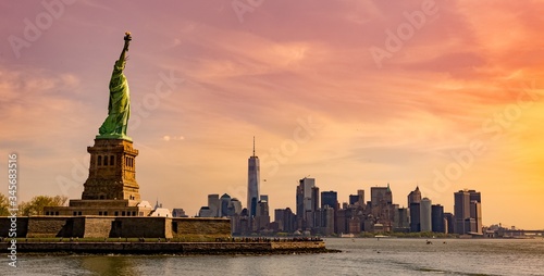 Fototapet Picture of a statue of liberty national monument under the mesmerizing sunset