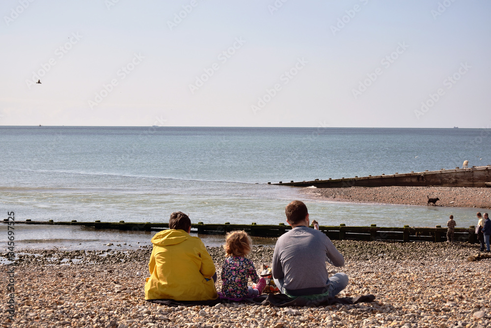 Familia disfrutando de un día de playa