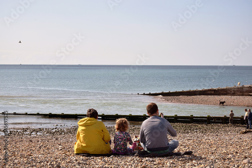 Familia disfrutando de un d  a de playa