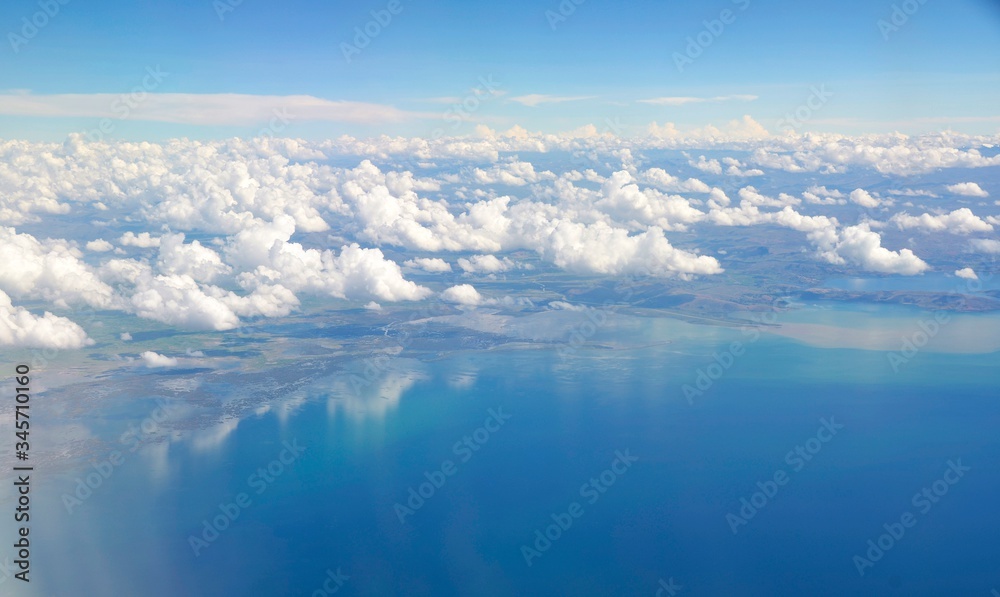 Jezioro Titicaca widziane z okna samolotu w trakcie lotu z Boliwii do Peru - obrazy, fototapety, plakaty 