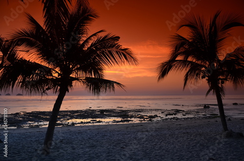 Rajska plaża na wyspie Koh Samui w Tajlandii oświetlona promieniami zachodzącego Słońca