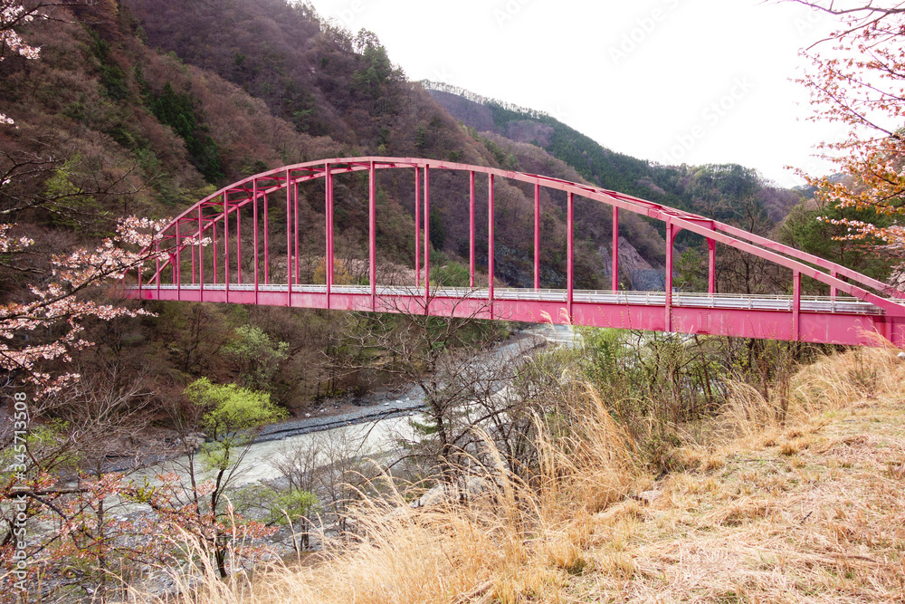 色あせた赤い橋
