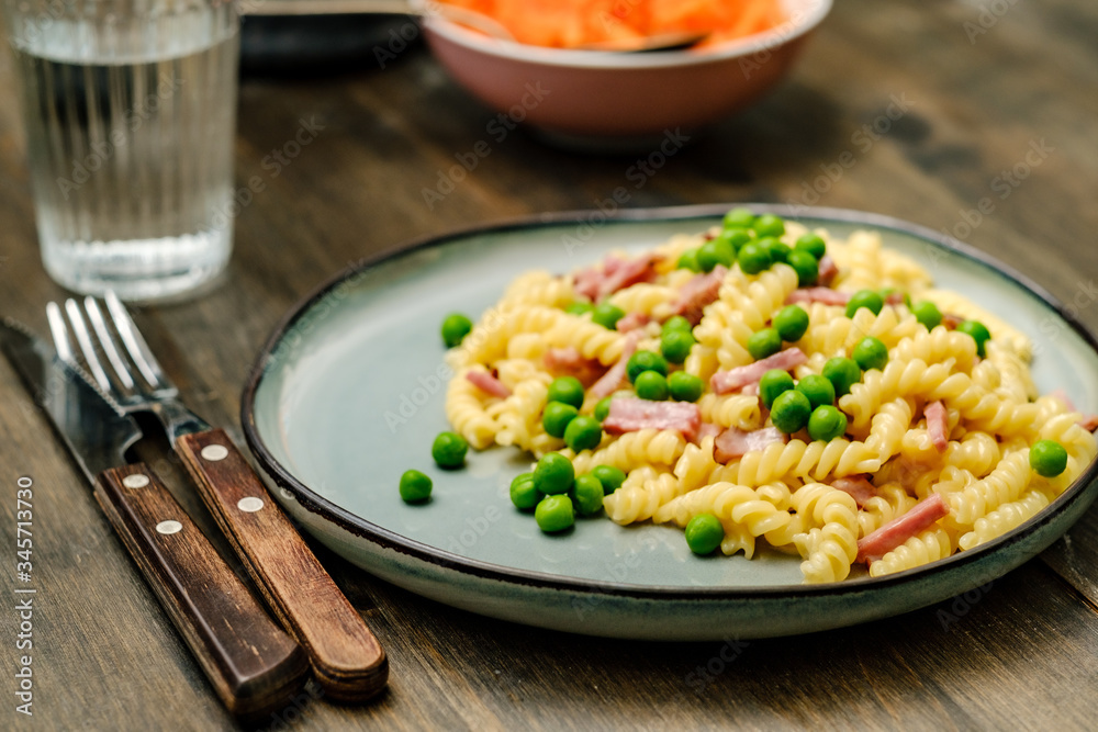 Pasta with green peas and ham