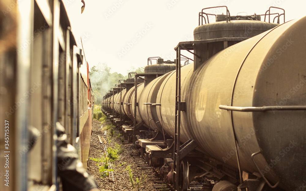 Trem de carga repleto de vagões. Trem de carga repleto de vagões.