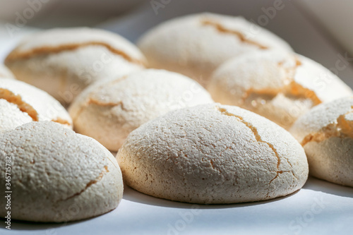 Fotografía Airy sweet whipped protein meringues with sugar