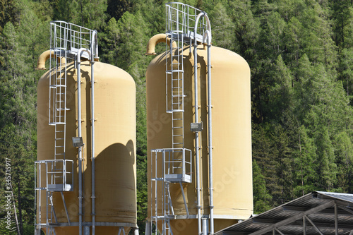 silos industria lavoro fabbriche raffineria  photo