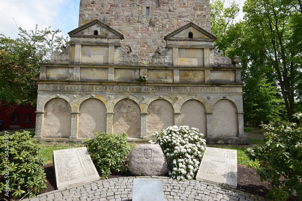 Fototapeta premium Mausoleum der Weserrenaissance und Gedenktafeln vor der mittelalterlichen Dorfkirche von Apelern/Schaumburg