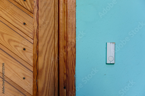 Obraz na płótnie bell switch button on the wall with door w salonie