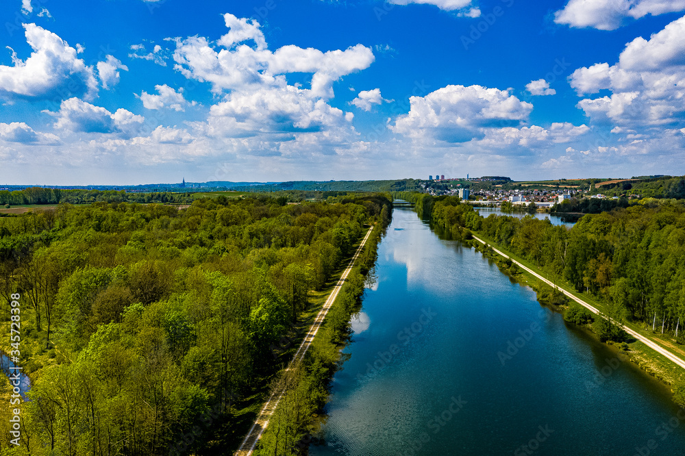 Obraz premium Die Donau von oben | Atemberaubende Drohnenaufnahmen von der Donau