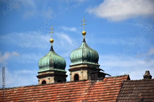 Türme des Fridolinmünsters in Bad Säckingen hinter Hausdächern