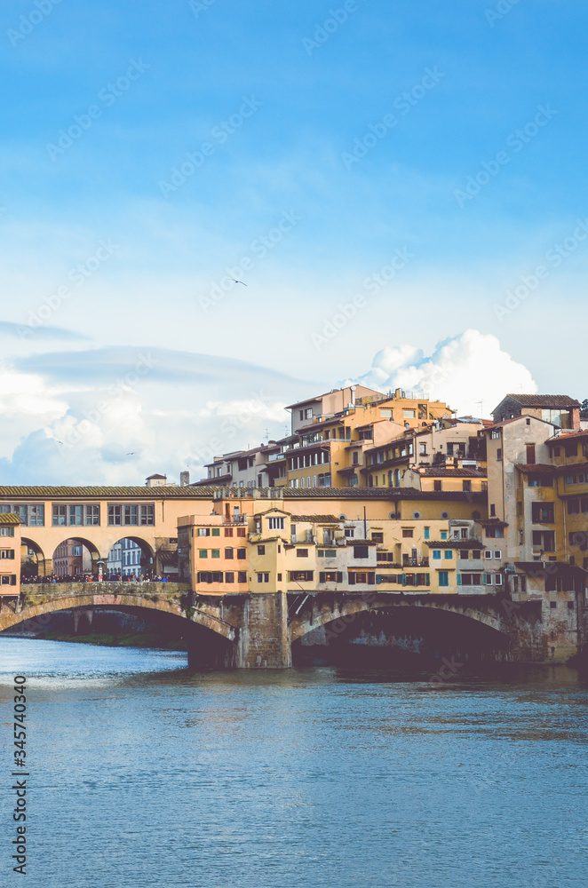 Φωτογραφία Famous Ponte Vecchio Bridge, medieval stone bridge over the Arno River in Florence, Tuscany, Italy