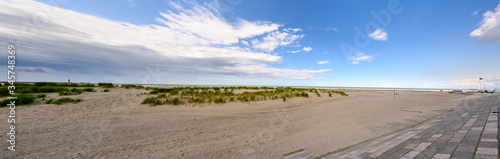 Tableau sur toile Panorama of sand dunes and the beach at Dunkirk, France