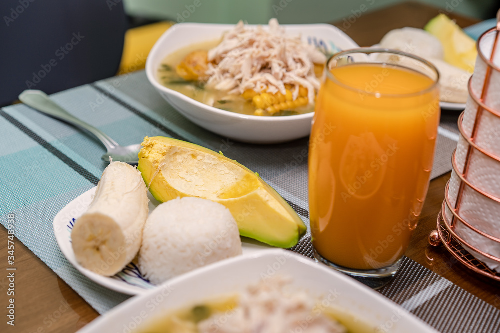 Ajiaco Santafereño, plato tipico colombiano, comida típica del interior de Colombia acompañado de jugo de mango 