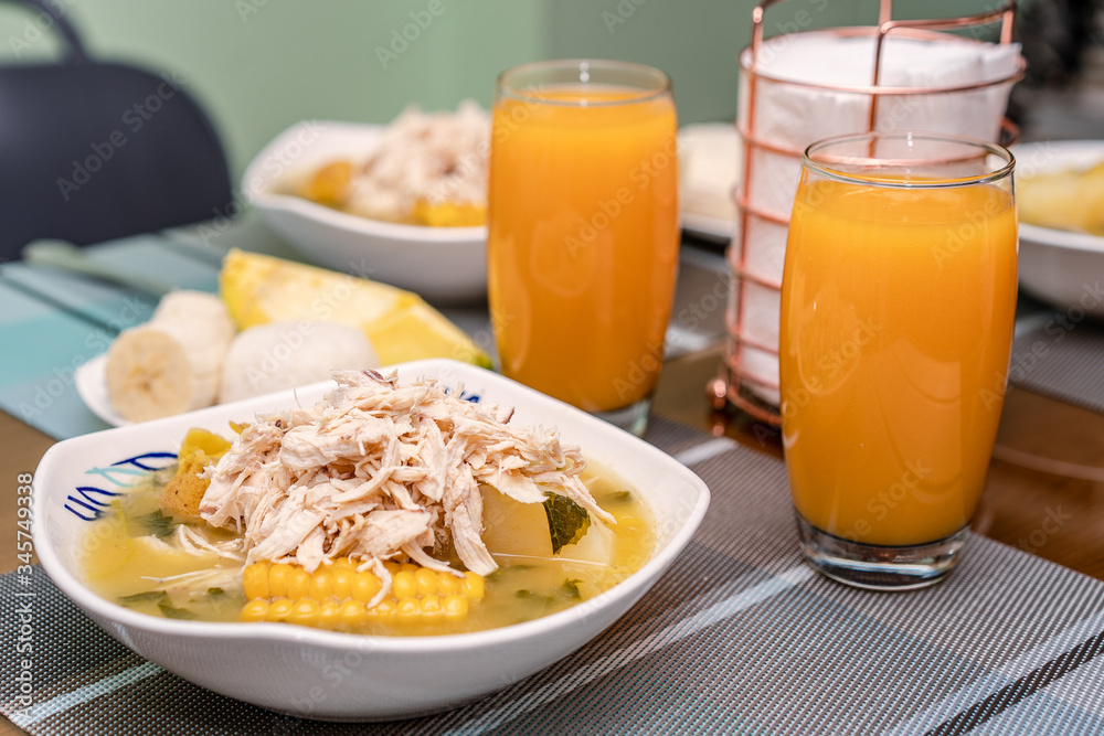 Ajiaco Santafereño, plato tipico colombiano, comida típica del interior de Colombia acompañado de jugo de mango Ajiaco Santafereño, plato tipico colombiano, comida típica del interior de Colombia acompañado de jugo de mango