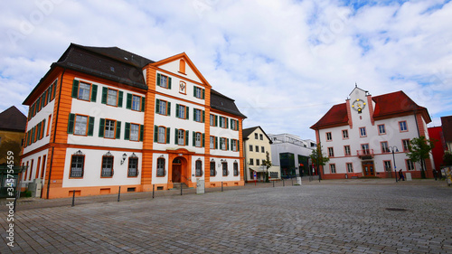 Ehingen (Donau), Deutschland: Blick über den Marktplatz mit Gericht und Rathaus
