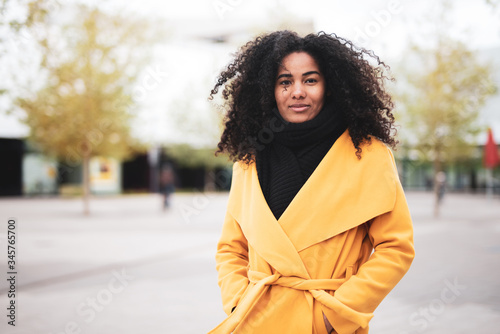 Hübsche junge Frau mit gelbem Mantel und Schal  © Wellnhofer Designs