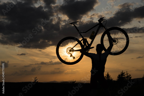 Fahrrad mit Sonnenuntergang in Thüringen