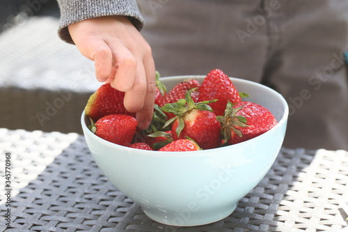 Erdbeeren in Kinderhand