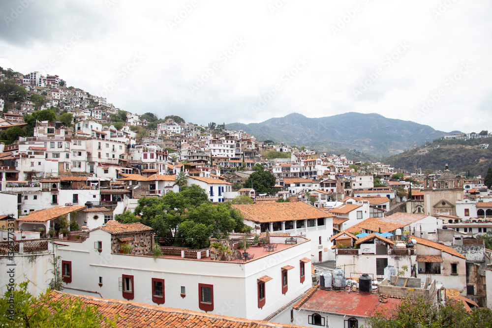 Taxco es una ciudad del estado de Guerrero, al suroeste de Ciudad de México. Es famosa por la producción de joyas de plata y la arquitectura colonial española