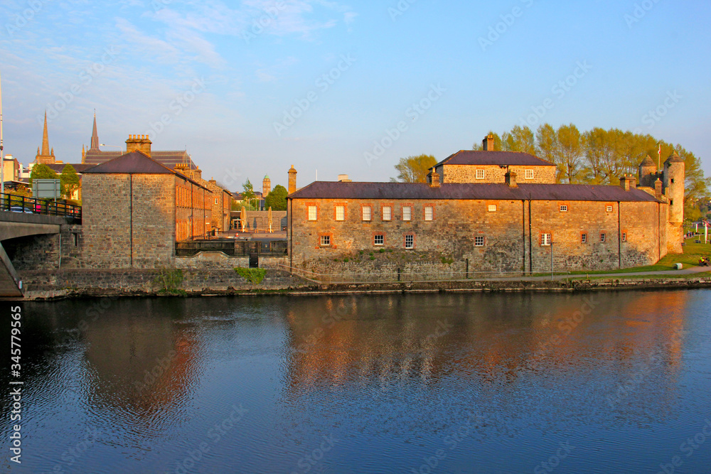Obraz premium Enniskillen Castle in the Golden Hour