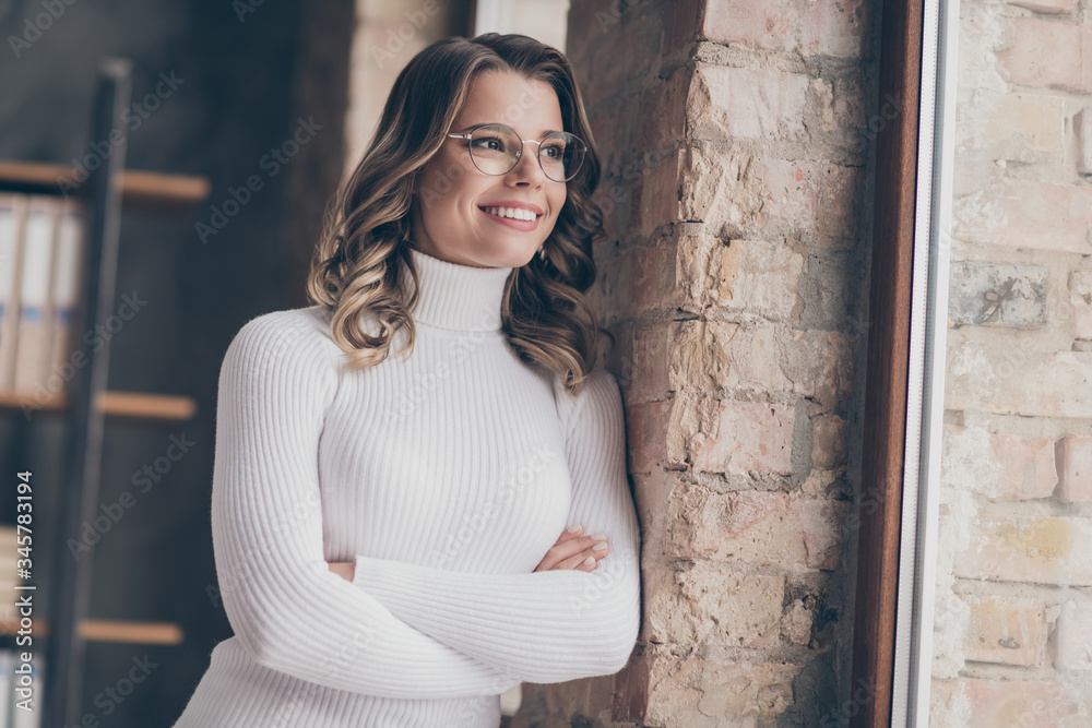 Naklejka premium Close-up portrait of nice attractive cheery dreamy wavy-haired girl executive assistant librarian ceo boss chief employer folded arms in modern loft brick industrial interior style workplace station