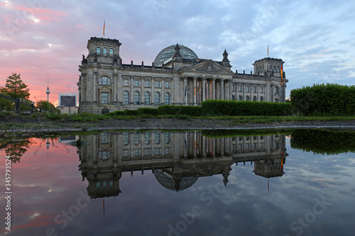 Reichstagsgebäude in Berlin im Frühling 2020 während der Corona-Krise, Bundestag, dem deutschen Volke photo