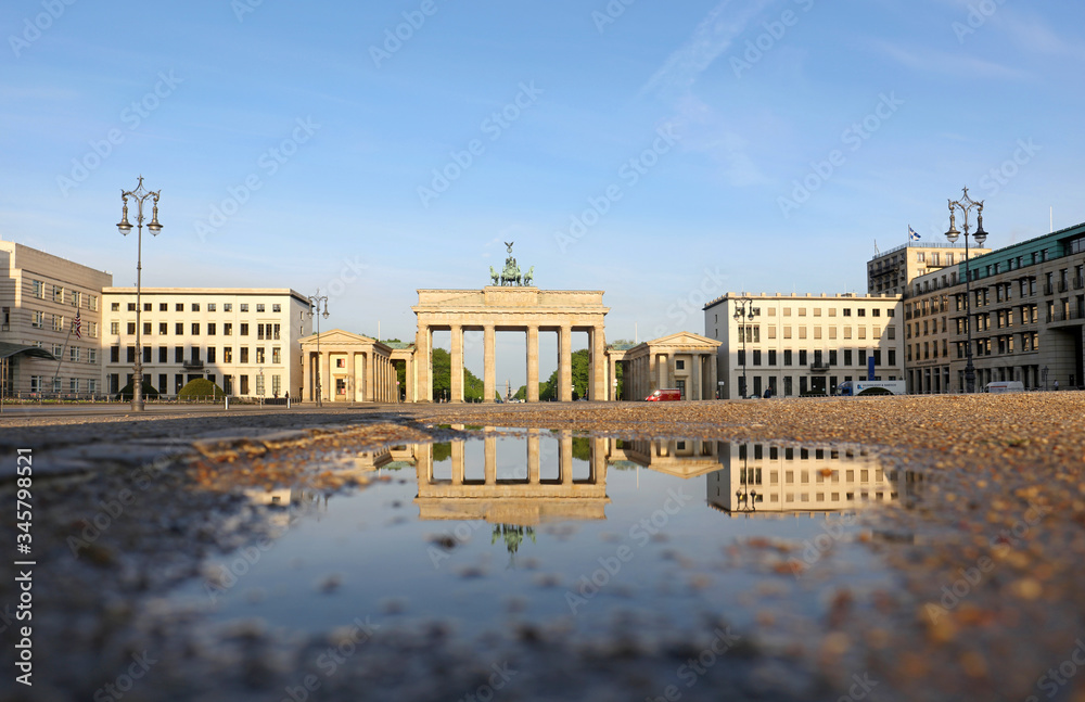 Brandenburger Tor in Berlin während des Lockdowns, der Einschränkungen im Frühling 2020