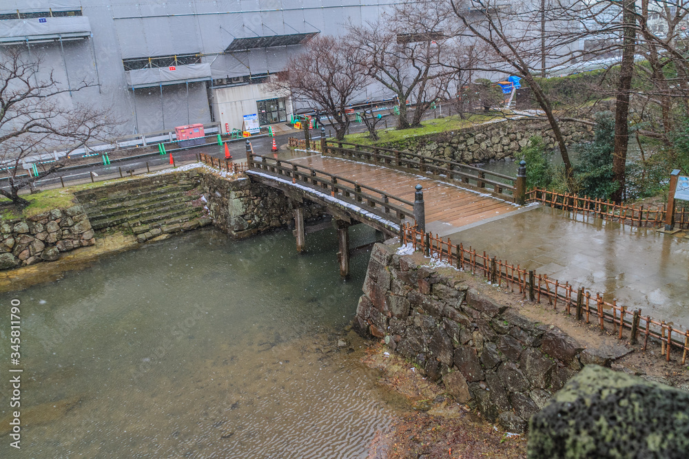 冬の松江城の千鳥橋の風景