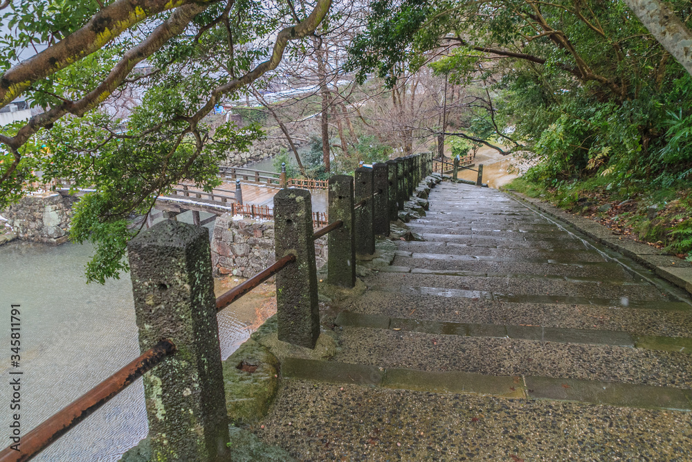 冬の松江城の千鳥橋の風景