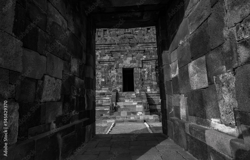 Obraz premium Stone corridor, tunnel in ancient temple Plaosan in Java island, Indonesia