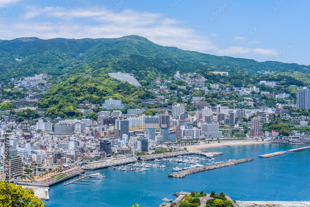 Fototapeta premium Pejzaż miasta Atami, prefektura Shizuoka