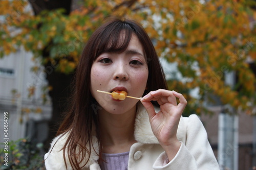 秋にたたずむ日本人20代女性のモデル食べ歩き撮影 - ストリートスナップ秋冬