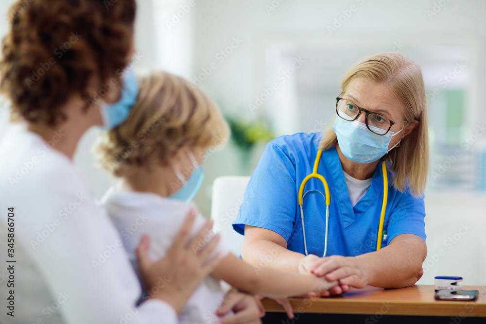 Doctor examining sick child in face mask - obrazy, fototapety, plakaty 