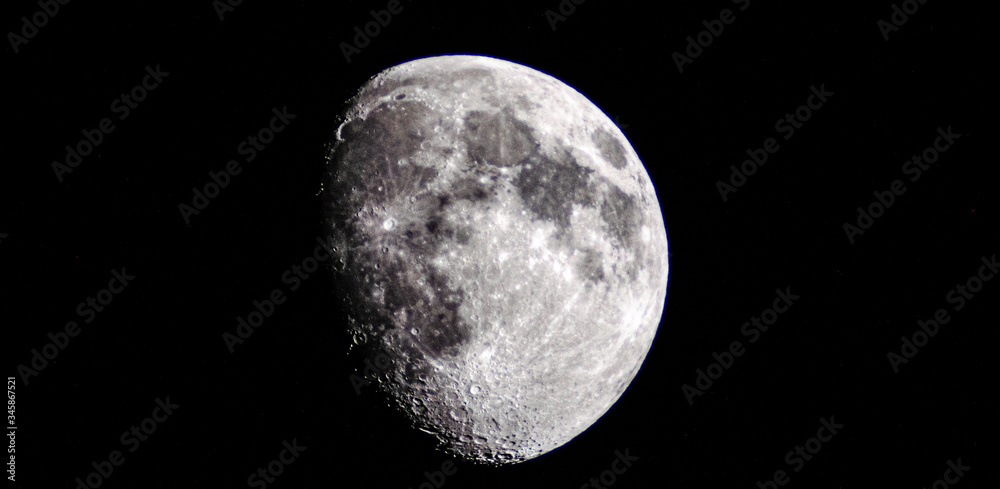 Obraz premium Moon in waxing gibbous phase with black background