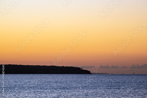 Sonnenuntergang an der Küste der Ostsee in Warnemünde